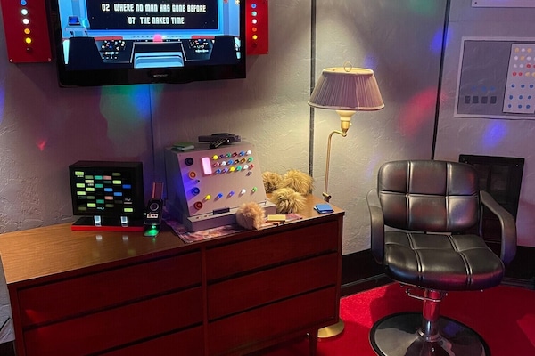 Een bureau, een strijkplank/strijkijzer, gratis wifi