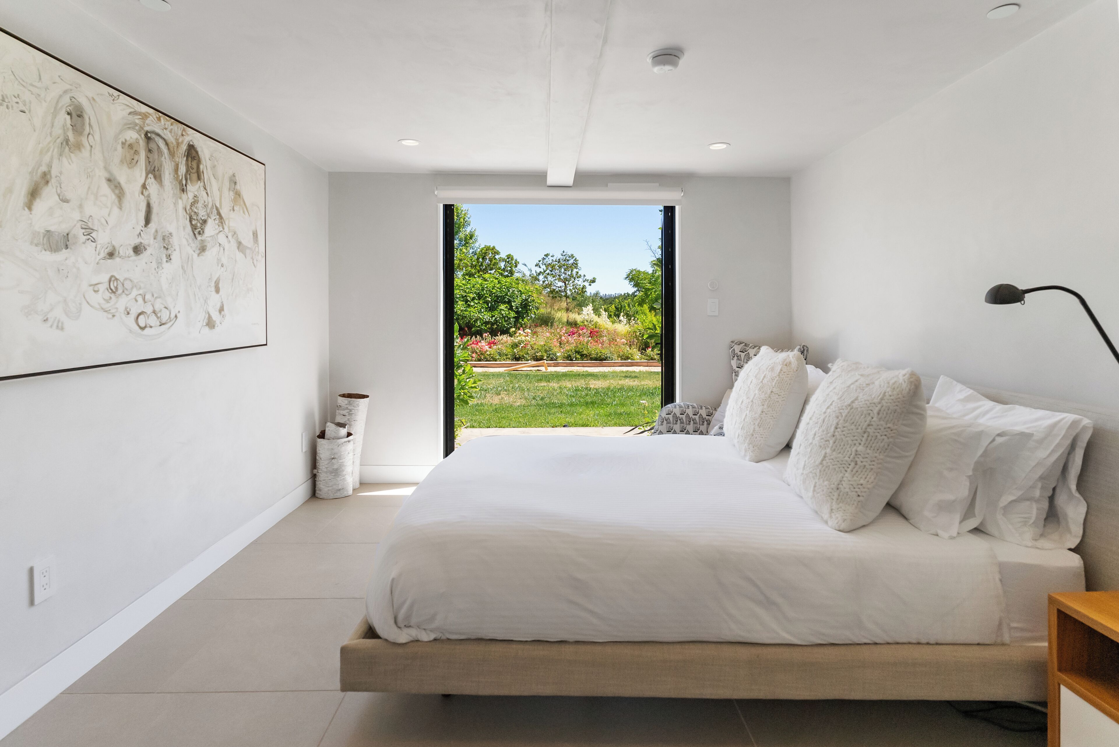 10 slaapkamers, een bureau, een strijkplank/strijkijzer, reisbedje