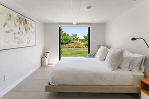 10 soverom, skrivebord, strykejern/-brett og reiseseng for barn