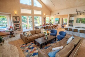 Smart TV, fireplace, DVD player, books - Heavenly 10 Bedroom, 8 bath Wine Country Estate on 150 Acres w/endless amenities (Pope Valley)