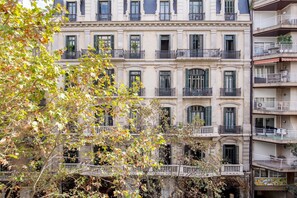 Exterior - Renovated La Dreta de l'Eixample 2BR, nr R. Catalunya, by Blueground (Barcelona)