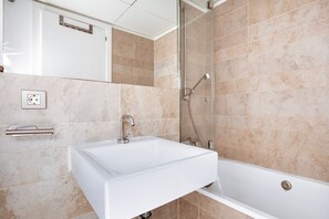 Hair dryer, towels - Renovated La Dreta de l'Eixample 2BR, nr R. Catalunya, by Blueground (Barcelona)