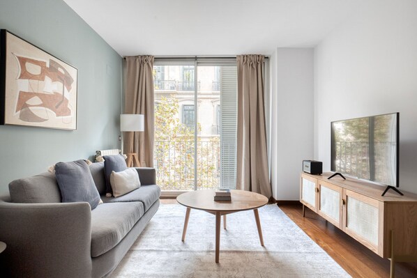 TV, stereo - Renovated La Dreta de l'Eixample 2BR, nr R. Catalunya, by Blueground (Barcelona)