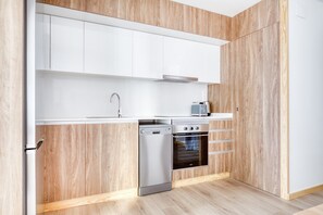 Frigorífico, microondas, horno y placa de cocina