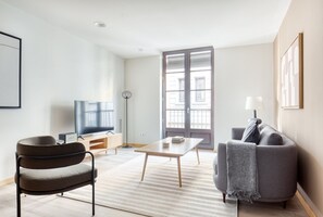 Una televisión, un reproductor estéreo