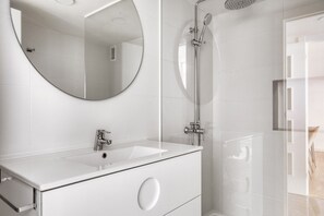 Secador de cabelo, toalhas de banho