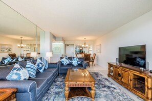 TV - Lovely two bedroom, two bath unit. (Marco Island)