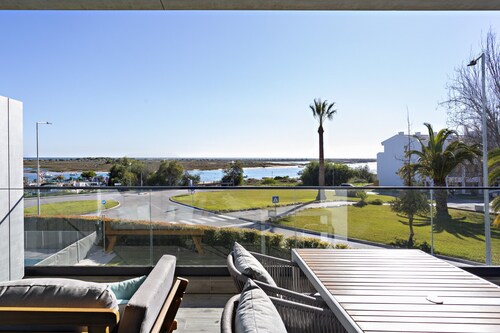 Modern Apt, overlooking the ria formosa!