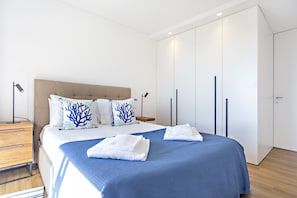 Iron/ironing board, free WiFi, bed sheets