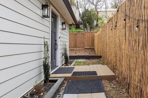 المنطقة المحيطة بالمنشأة