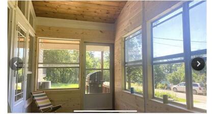Cozy Cottage in Sweet Lakeshore Heights