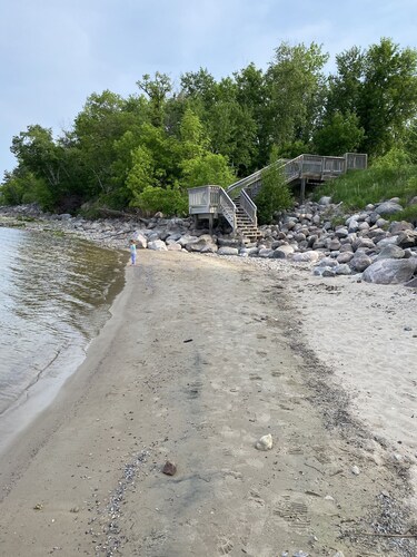 Cozy Cottage in Sweet Lakeshore Heights 