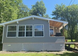 Exterior - Cozy Cottage in Sweet Lakeshore Heights  (Grand Marais)