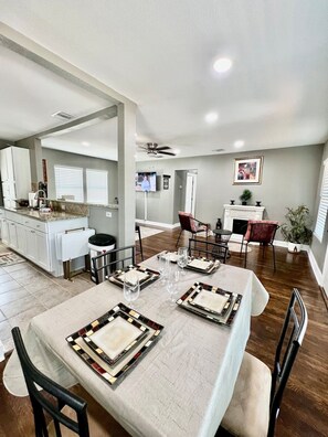 Dining - Spacious 3BR Woodlawn Home • Med Center Area • Extended Stay • Wi-Fi • W/D • SA (San Antonio)