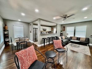 TV, fireplace - Medical CTR 3BR • Heated • Furnished • Wi-Fi • W/D • Extended Stay • W/D • SATX (San Antonio)