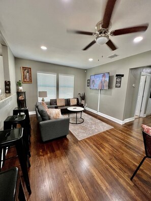 TV, fireplace