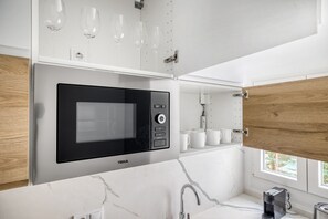 Kühlschrank, Mikrowelle, Ofen, Herdplatte