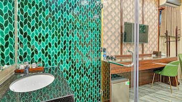 Superior Double Room | Bathroom | Shower, hydromassage showerhead, hair dryer, towels