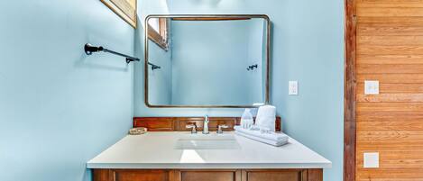 Bañera con ducha, secador de pelo, toallas