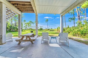 Outdoor dining - Paradise Point - Bay View, Beach Access, Less Than 2 Min Walk! (St. George Island)