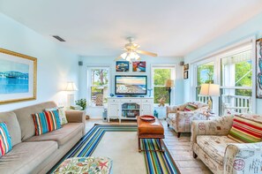 Living area - Paradise Point - Bay View, Beach Access, Less Than 2 Min Walk! (St. George Island)