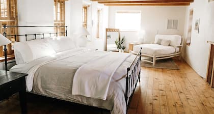 Adobe Casita with King Loft, Fireplace and Soaking Tub near Balloon Fiesta Park