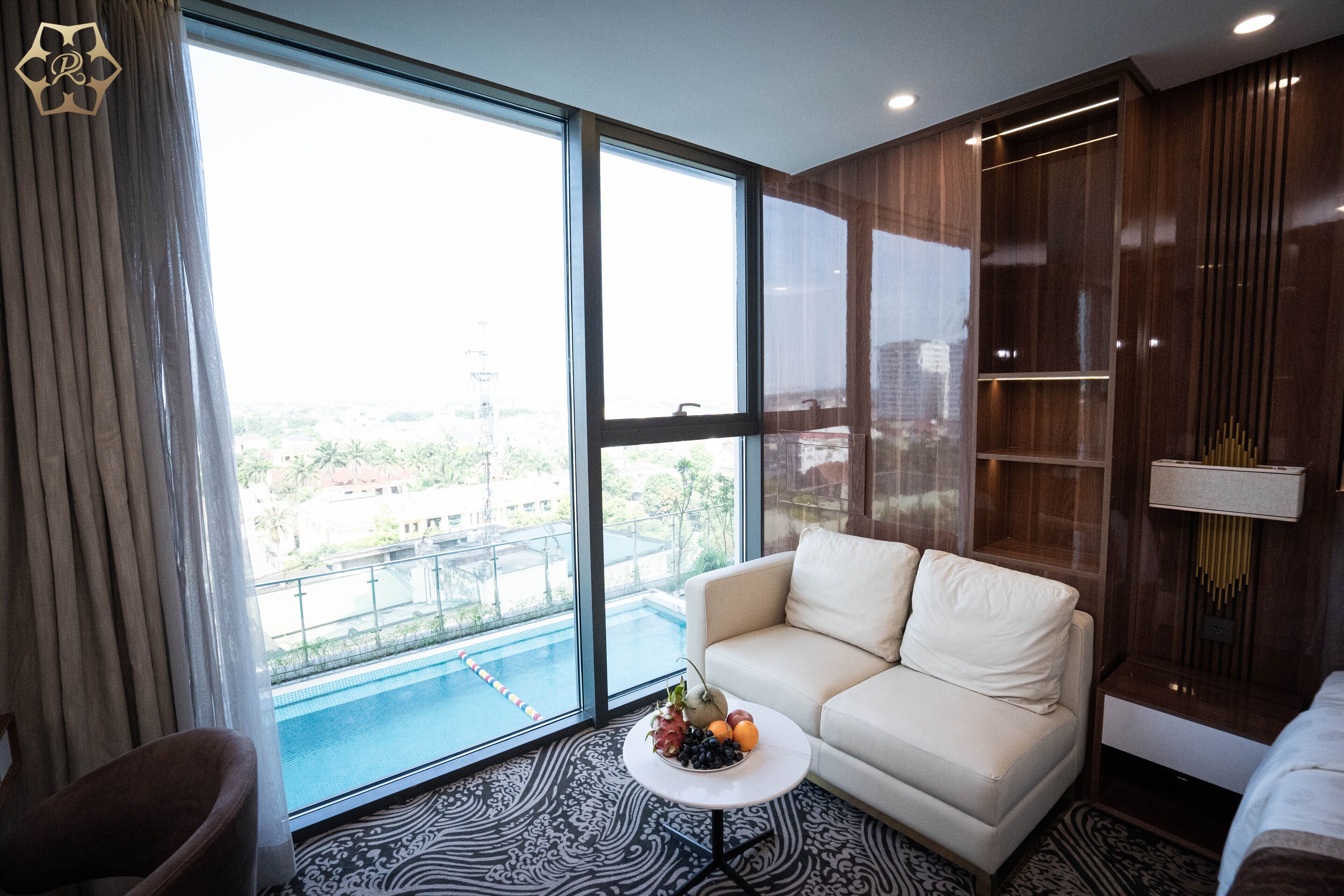 高级双人房或双床房 | 高档床上用品、迷你吧、办公桌、笔记本电脑工作区