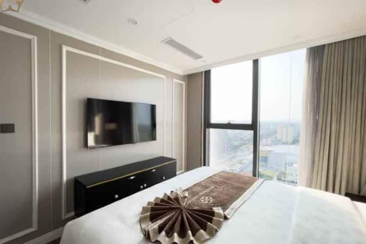 Premium bedding, minibar, desk, laptop workspace