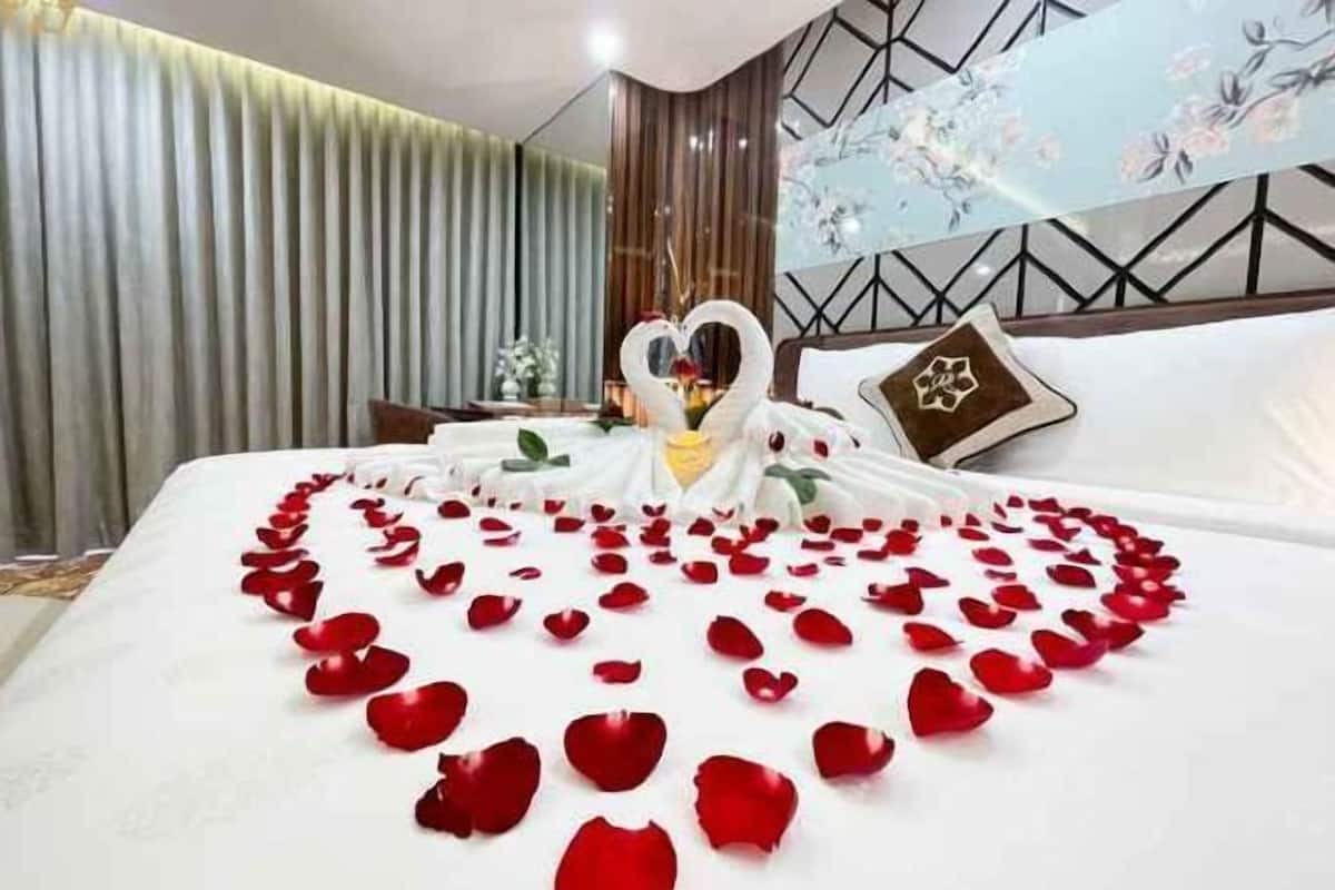 Ylelliset vuodevaatteet, minibaari, työpöytä