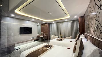 2 bedrooms, premium bedding, minibar, desk