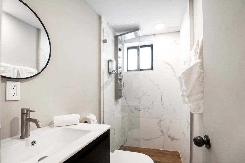 Apartamento | Baño | Ducha, artículos de higiene personal gratuitos y secador de pelo