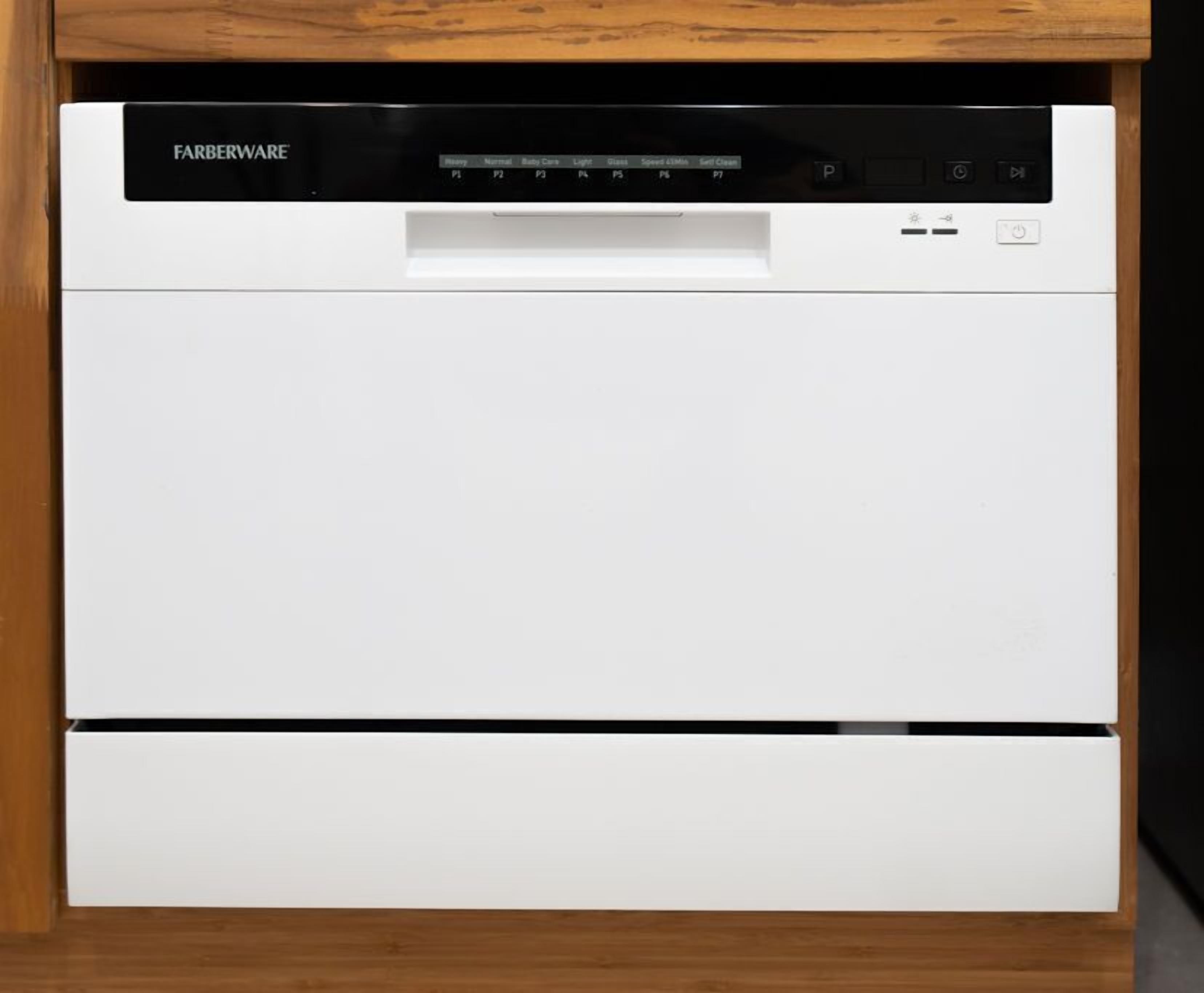 Un lave-vaisselle Farberware blanc, installé dans un meuble en bois.