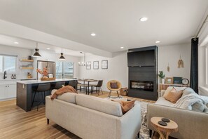 Smart TV, fireplace, table tennis, computer monitors - Modern Home with Ping-Pong Table | Near Downtown CDA (Coeur d'Alene)