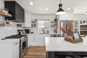 Refrigerador, microondas, horno y parrilla de estufa 