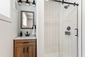 Douche, sèche-cheveux, serviettes fournies, savon