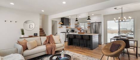 Smart-tv, pejs, bordtennisbord, computerskærme