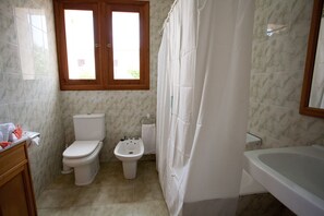 Duschwanne, Haartrockner, Bidet, Handtücher