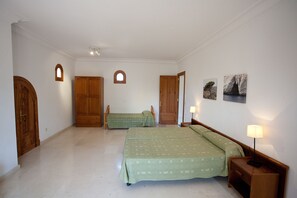 4 Schlafzimmer, Bügeleisen/Bügelbrett, kostenloses WLAN, Bettwäsche