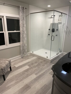 Dusche, Haartrockner, Handtücher, Seife