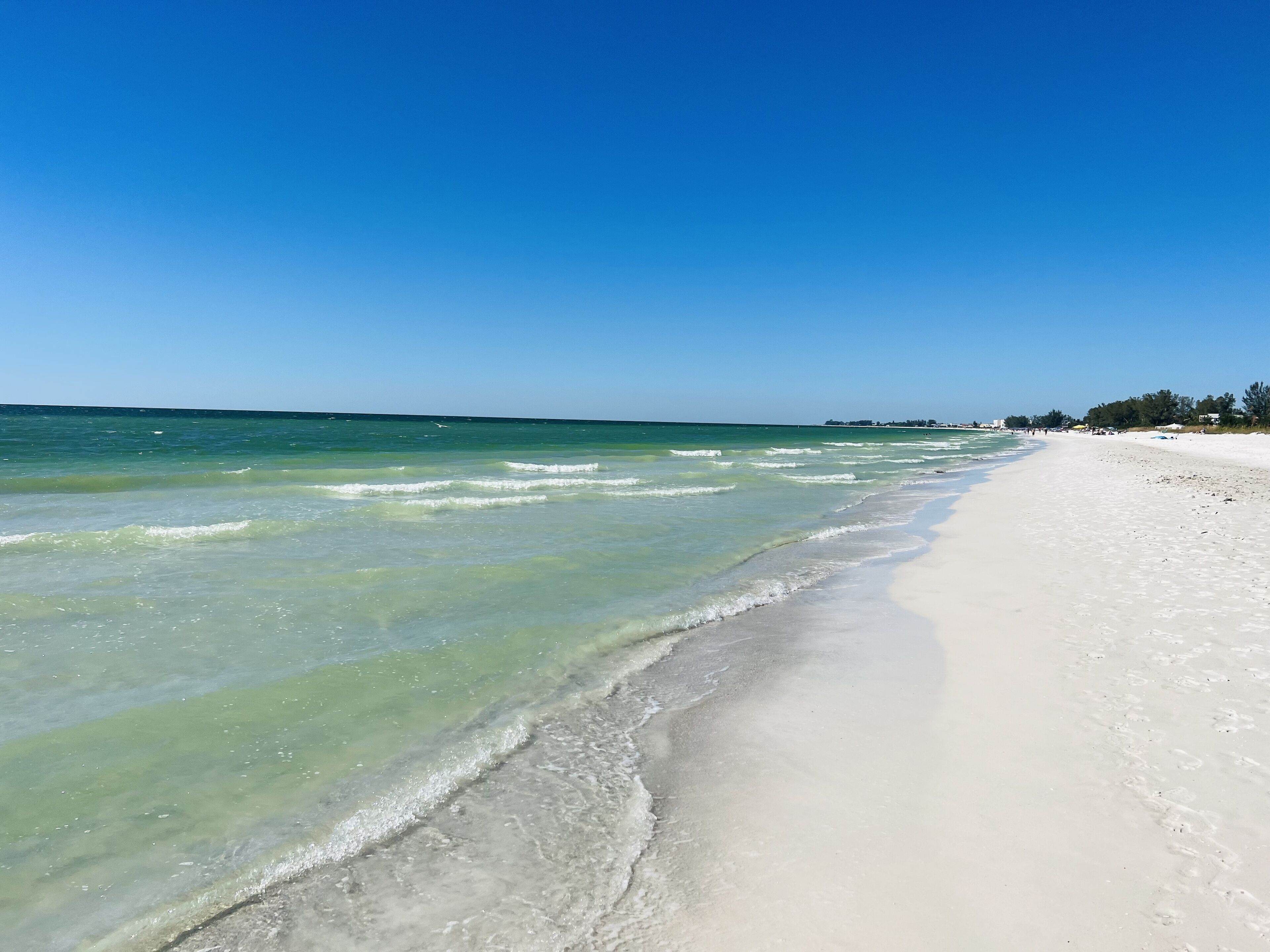 在海灘附近、躺椅、沙灘巾