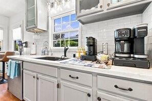 Cafetera y tetera, refrigerador, microondas y horno 