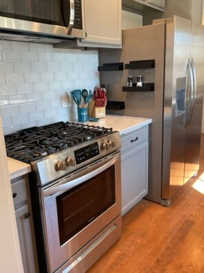 Fridge, microwave, oven, stovetop - South Park Retreat-Kid and Pet friendly! (San Diego)