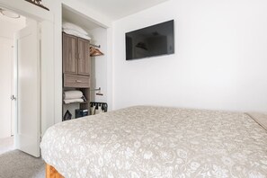 2 habitaciones, escritorio y tabla de planchar con plancha