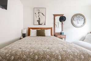 2 chambres, bureau, fer et planche à repasser, lit parapluie