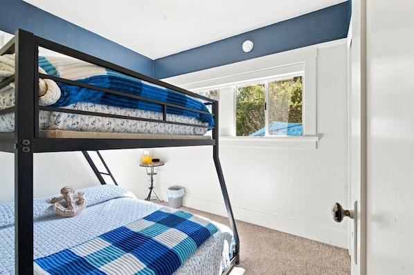 2 bedrooms, desk, iron/ironing board, WiFi (free)