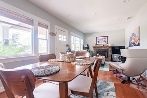 Dining - South Park Retreat-Kid and Pet friendly! (San Diego)