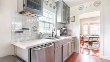 Coffee/tea maker, fridge, microwave, oven