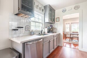 Fridge, microwave, oven, stovetop - South Park Retreat-Kid and Pet friendly! (San Diego)