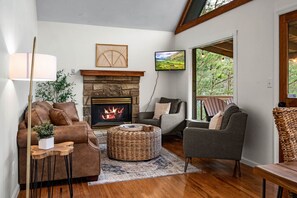 TV, fireplace - 5-STAR Convenient+Private, HOT TUB w AMAZING Views (Sevier County)