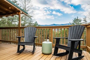 Terrace/patio - 5-STAR Convenient+Private, HOT TUB w AMAZING Views (Sevier County)